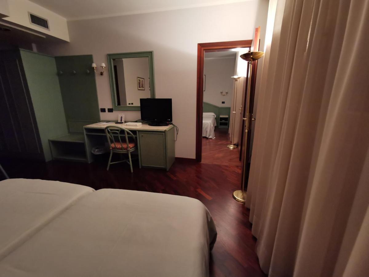Hotel Le Ville Modena Kültér fotó