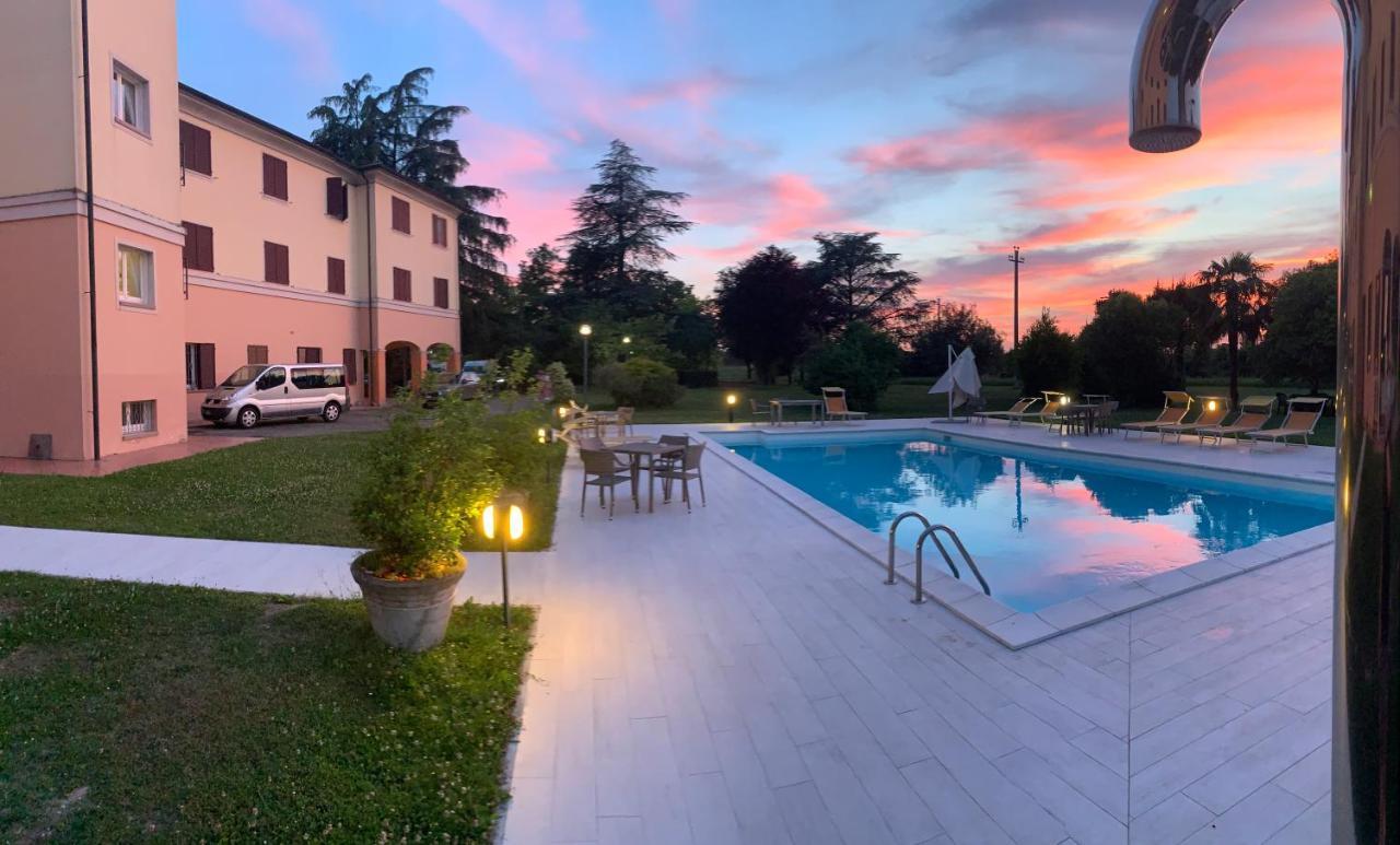 Hotel Le Ville Modena Kültér fotó