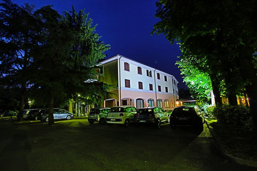 Hotel Le Ville Modena Kültér fotó