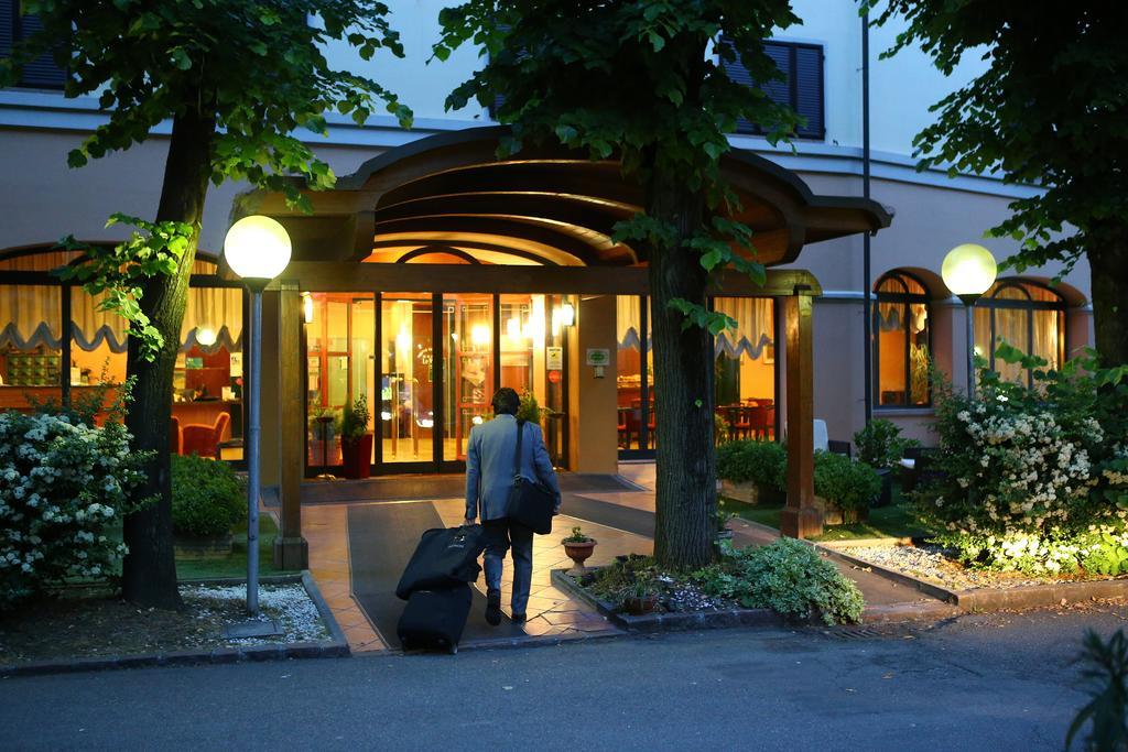 Hotel Le Ville Modena Kültér fotó