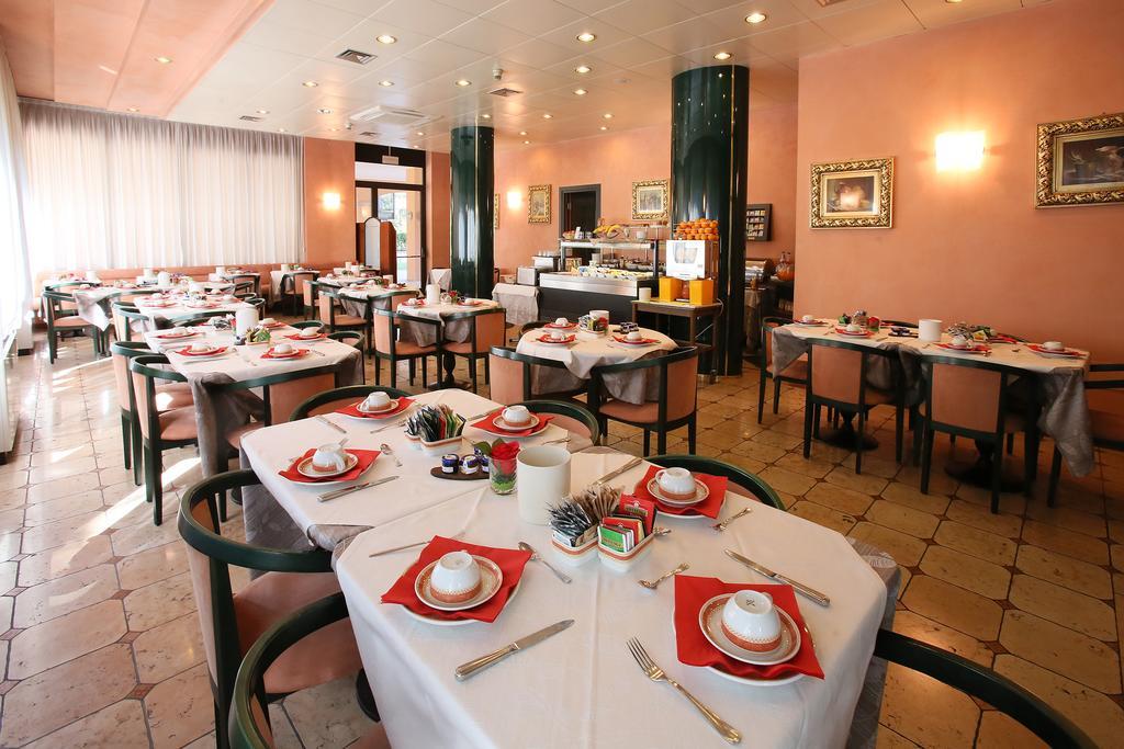 Hotel Le Ville Modena Kültér fotó