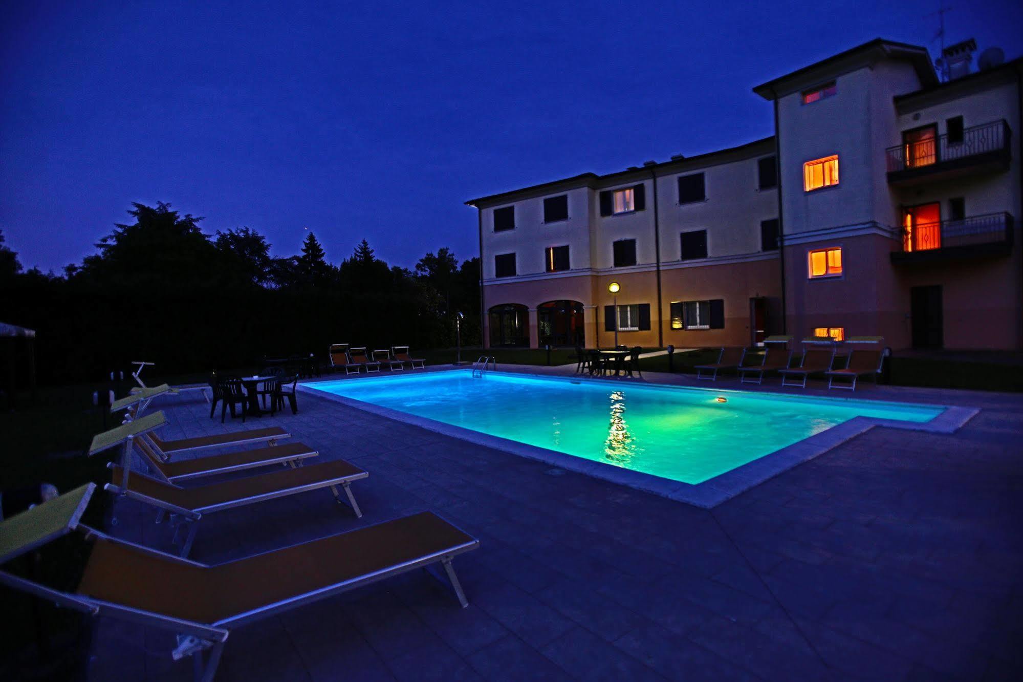 Hotel Le Ville Modena Kültér fotó